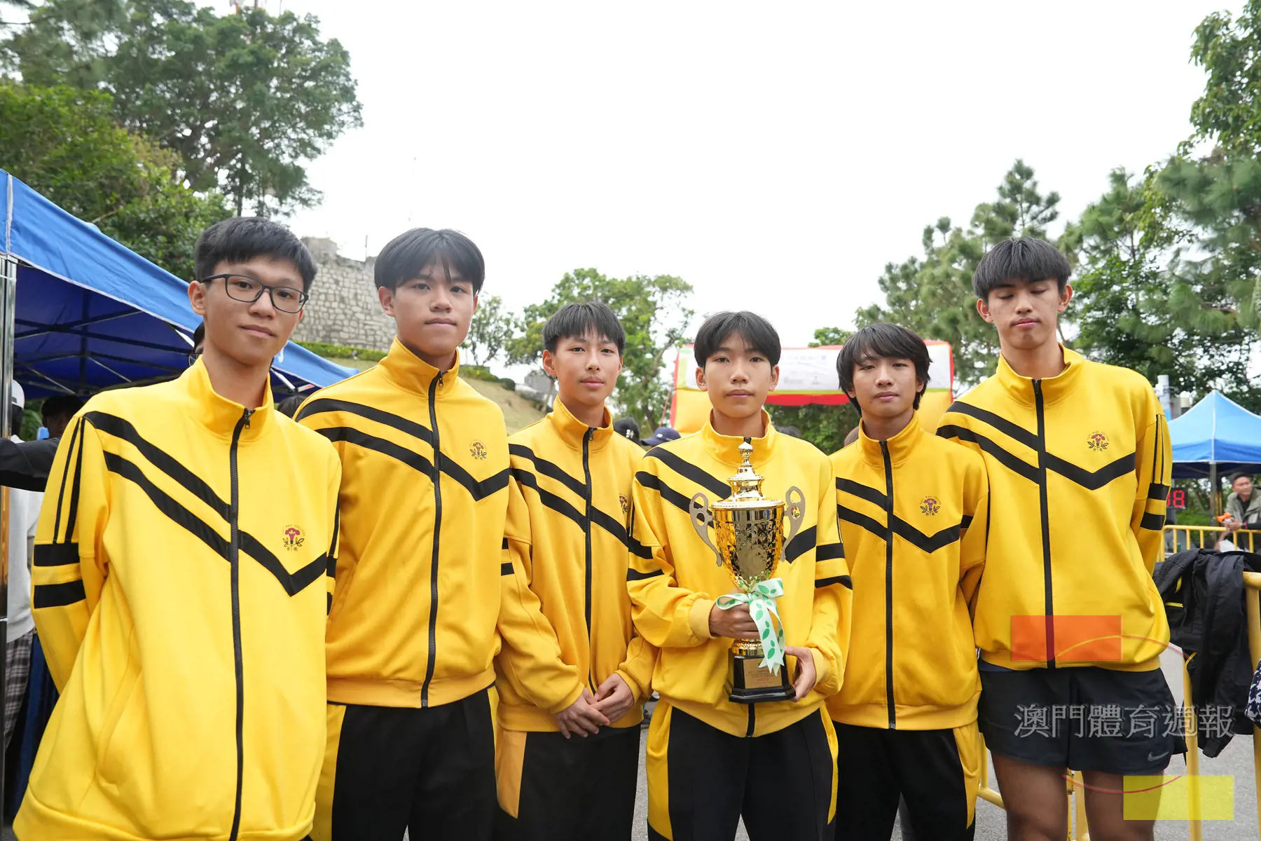 副1 洪子樂喜與畢業班戰友們重奪團體獎項.JPG